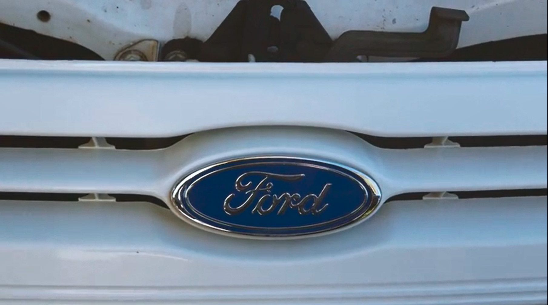 Vídeo de origem com logótipo Ford..