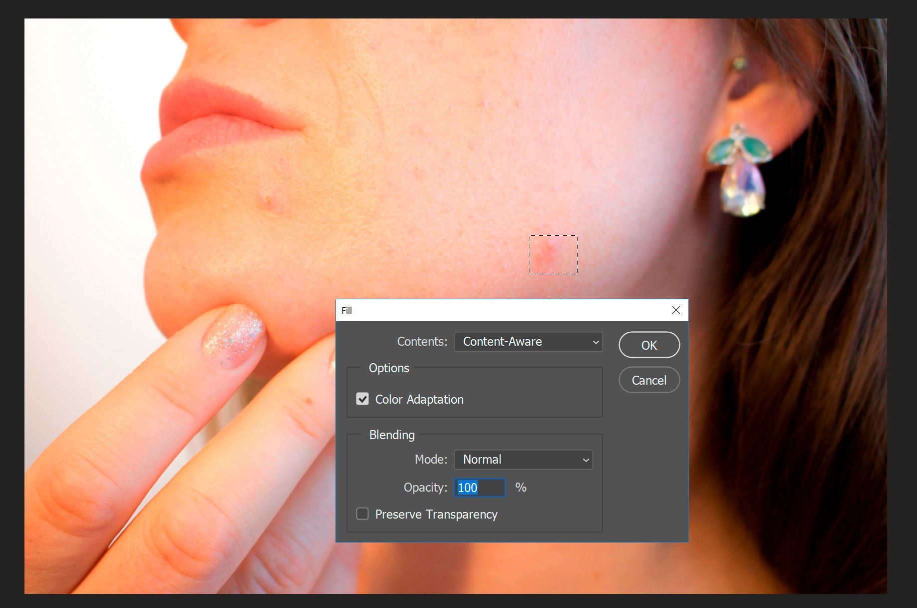 Photoshop remove a mancha do rosto usando o preenchimento consciente do conteúdo..