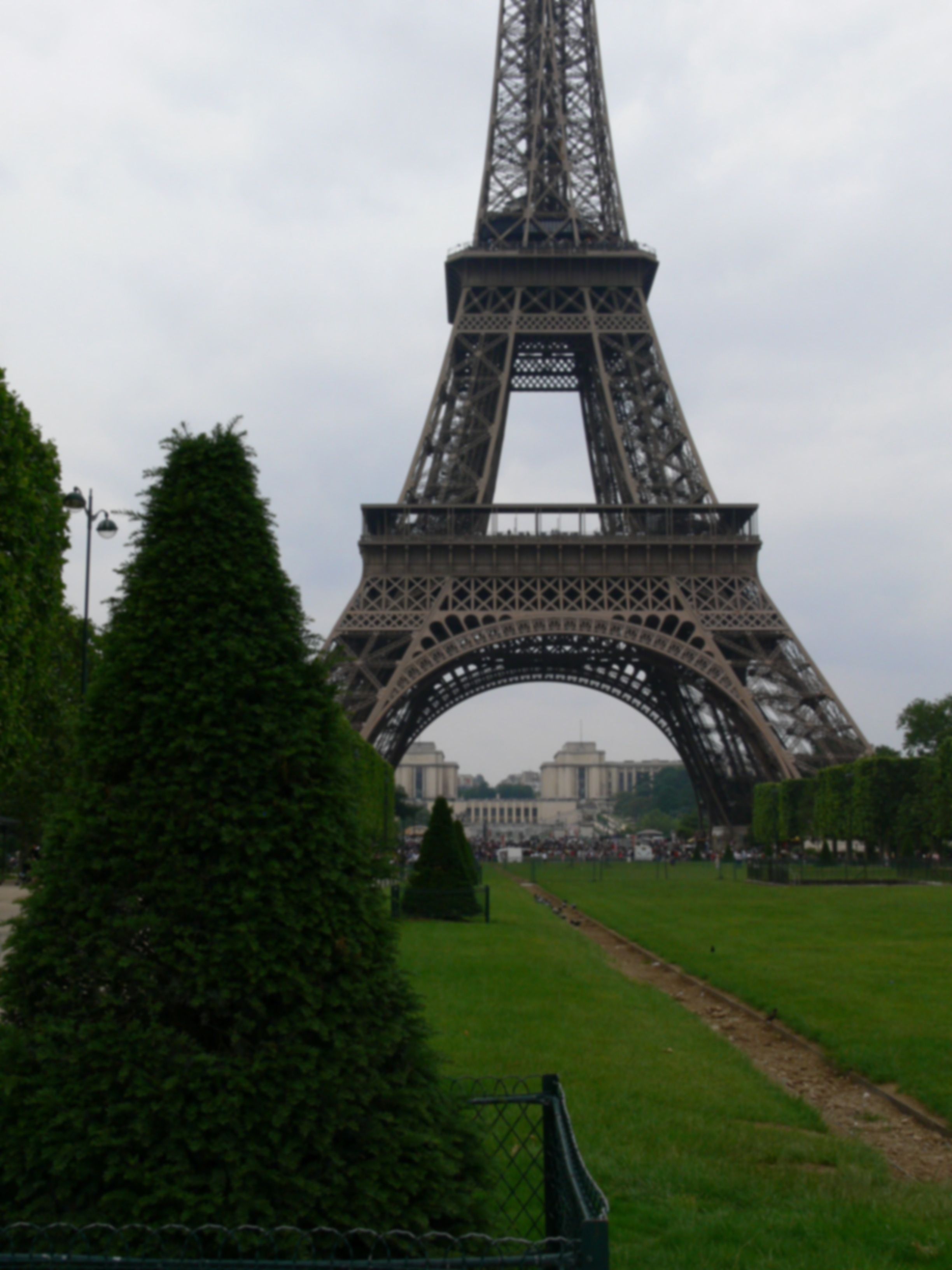 Foto borrada com torre Eiffel..