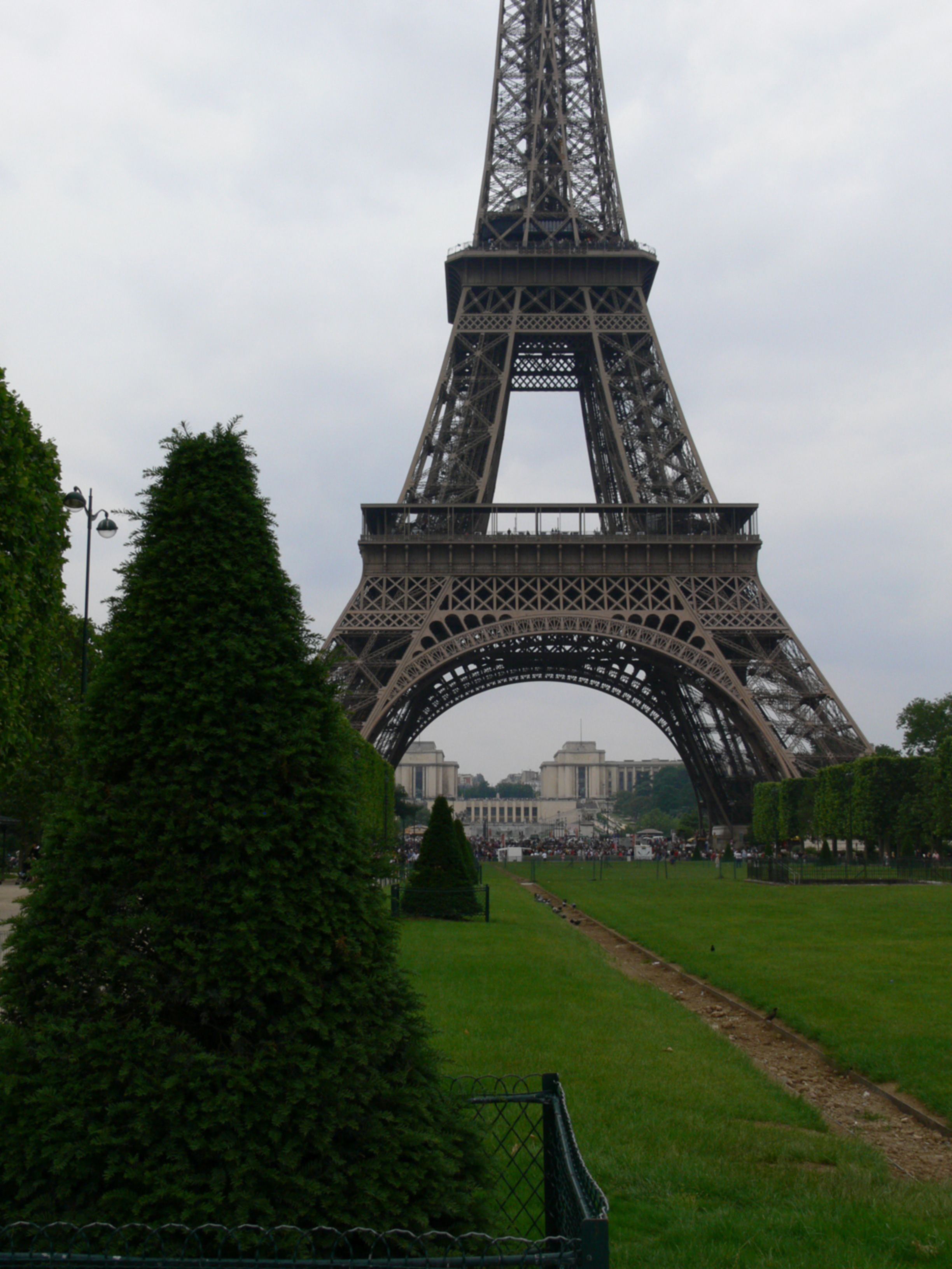 Foto borrada com torre Eiffel corrigida..